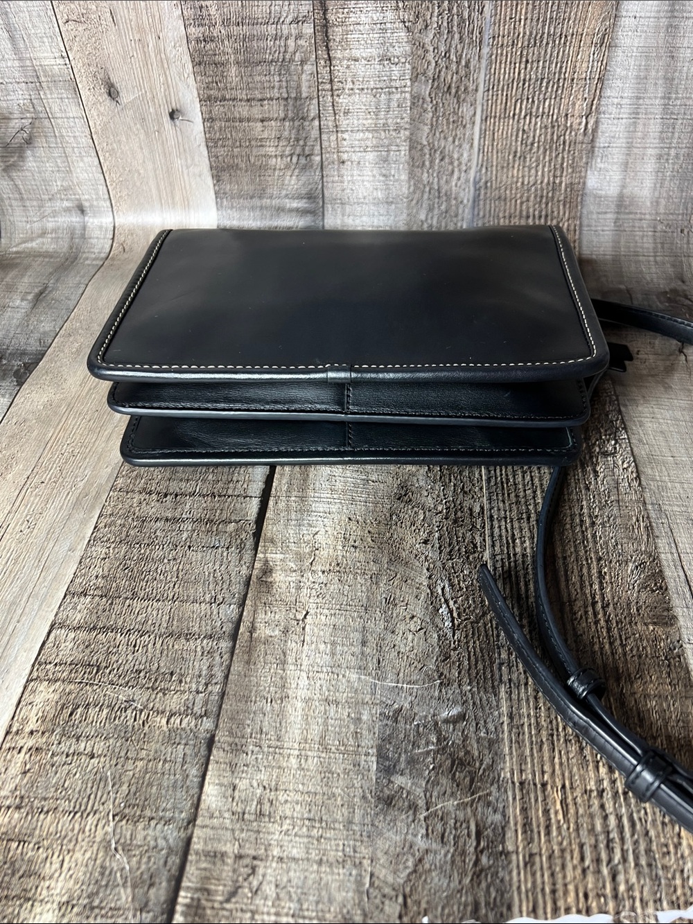 Marc Jacobs Black Leather Crossbody with Front Pocket & Gold Hardware - Picture 7 of 15